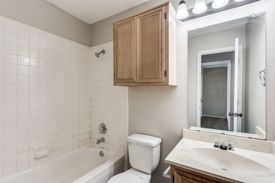Building Photo - 1533 Collin Dr