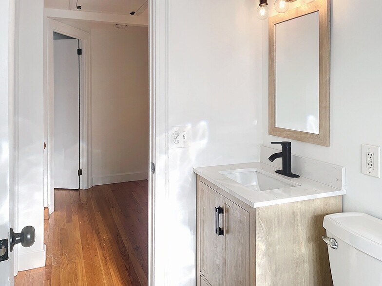 Full Bathroom - 4 Marlon Pl