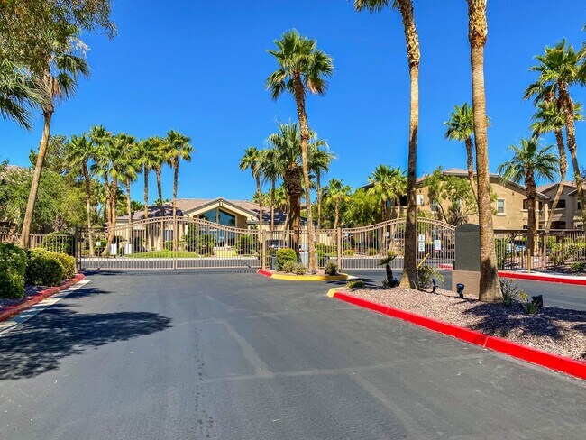 Building Photo - 3 Bedroom 2 full bath condo ready for move in located in wonderful Mountains Edge .