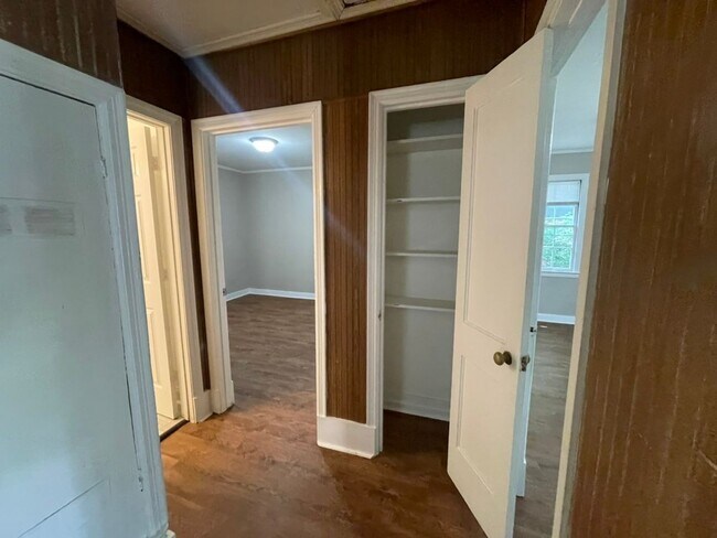 Building Photo - Charming 2BR Home Near the University of Memphis!