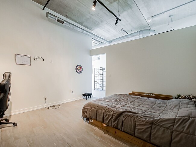 Building Photo - AVAILABLE NOW! Modern and Upscale 2-Bed Condo in Downtown Royal Oak