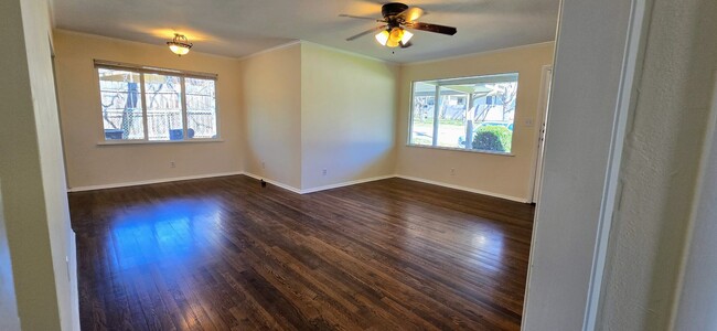 Building Photo - Sun filled Sunset Heights 3 Bed!