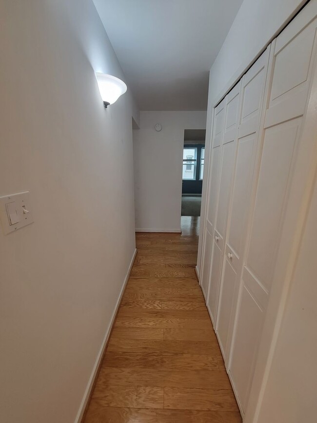 Building Photo - Spacious and Bright 2BR 2BA in DC Perfect ...