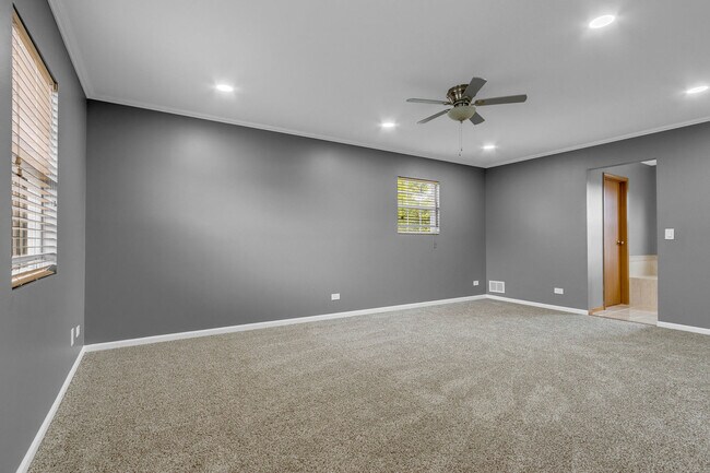 Building Photo - 2S601 River Oaks Dr