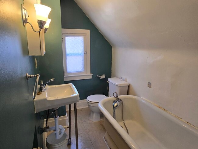 Building Photo - 544 E Pearl St