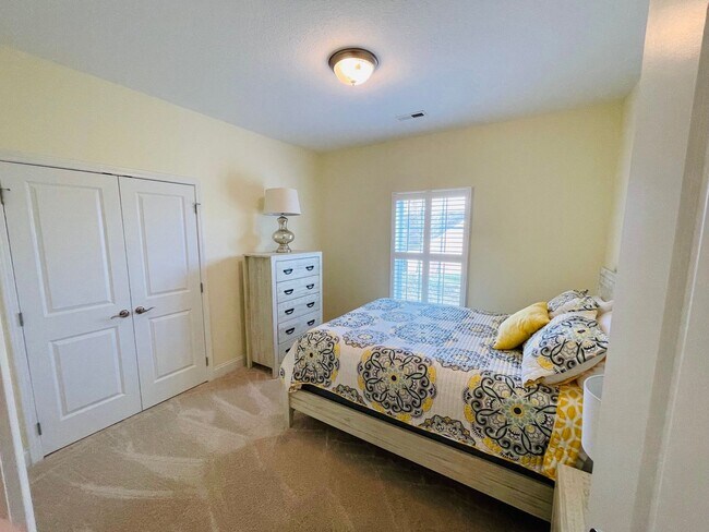 Building Photo - Sun-Drenched Corner Lot Condo – 2 Bedrooms + Office Near Middlebrook Pike