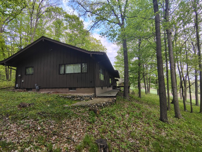 Building Photo - 156051 Restlawn Rd