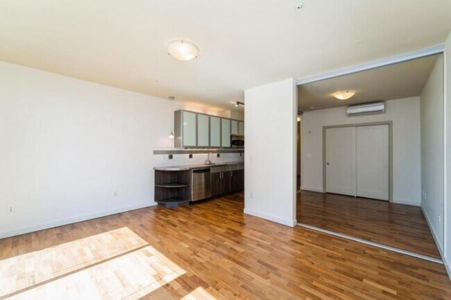 Building Photo - 1 bedroom in Seattle WA 98121