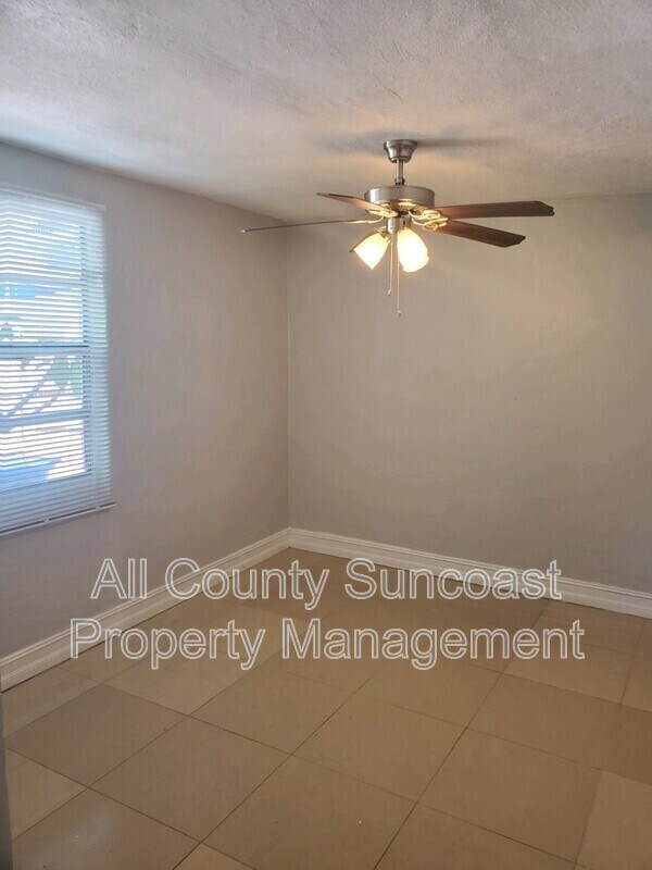 Building Photo - 2579 1/2 14th Ave N