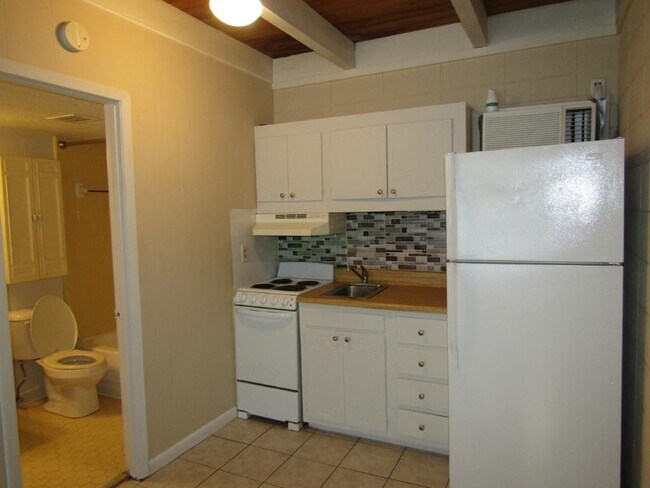 Building Photo - 2008 Hillside Dr S