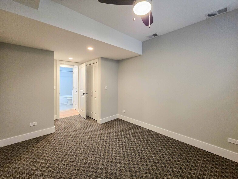 Building Photo - 4840 N Wolcott Ave