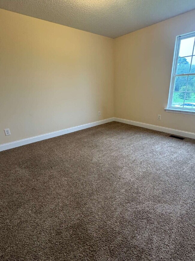 Building Photo - Brand New Listing – North Hall