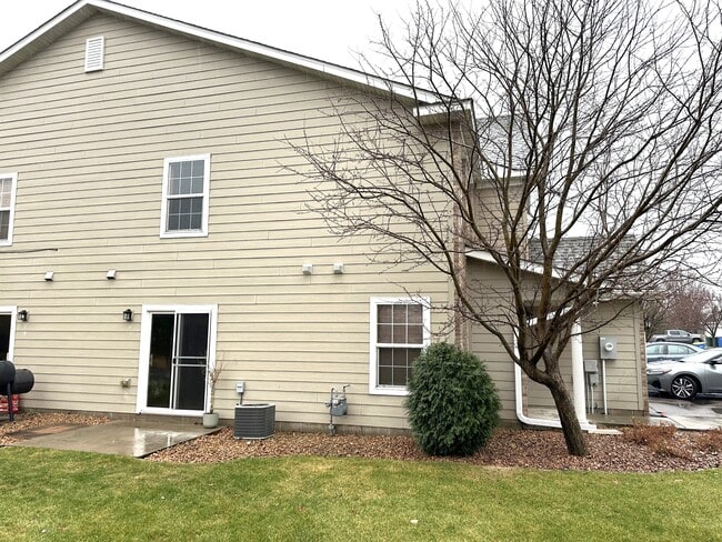 Building Photo - 11448 Town Center Dr