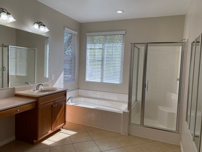 Building Photo - Beautiful 5 Bedroom Home in Murrieta Available!