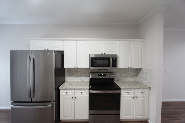 Building Photo - Wonderful and Large 3 Bedroom 2.5 Bath Townhome w/Garage