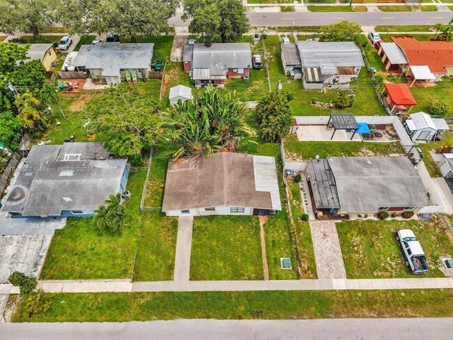 Building Photo - 5611 SW 37th St
