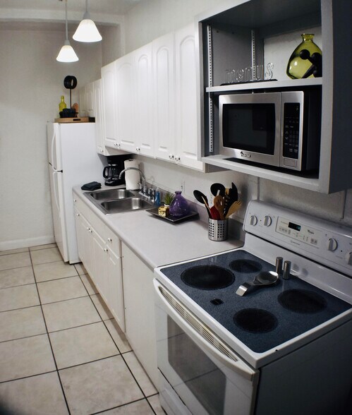 Building Photo - 407 S Melville Ave