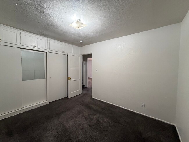 Building Photo - 4 Bedroom 2 Bathroom House with Fenced Yard & 1 Car Garage