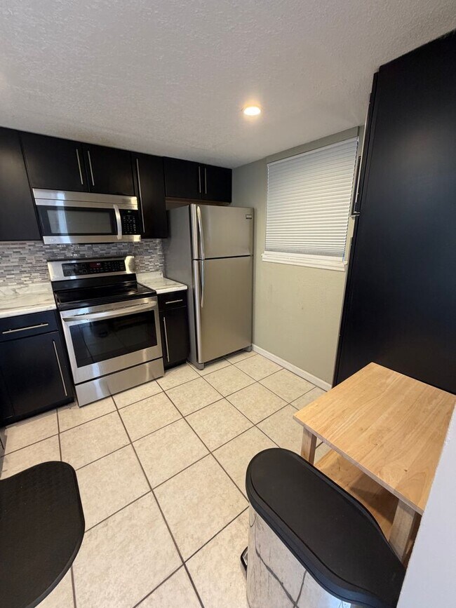 Building Photo - Coastal Living in the Heart of Destin