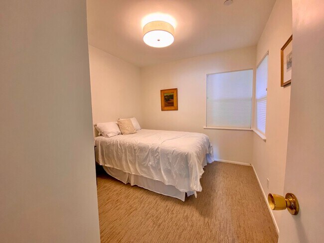 Building Photo - Stunning Waterfront 2 Bedroom Unit in Tibu...