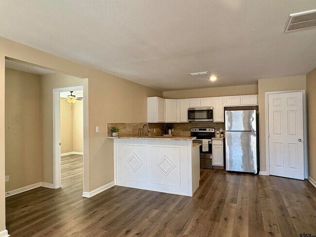 Building Photo - 348 Caroline Ln