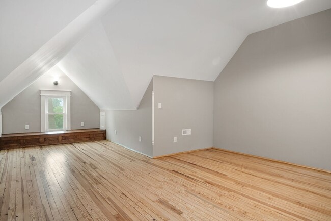 Building Photo - 4 to 5 bed / 2 Bath Just remodeled