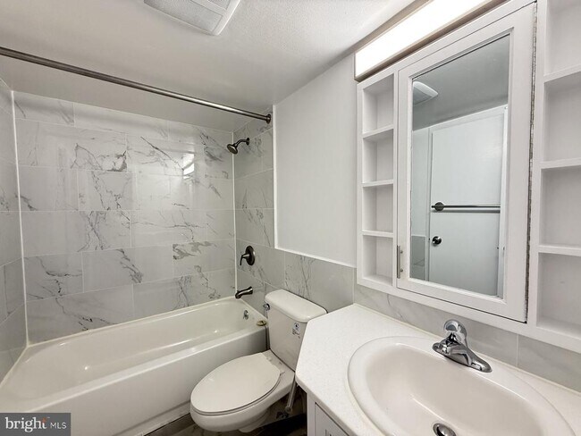 Building Photo - 606 Cooper Landing Rd