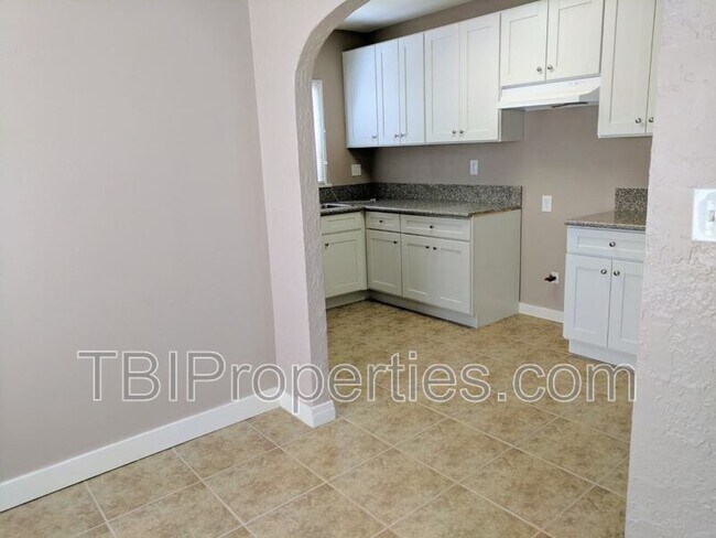 Building Photo - 863 W Campus Way