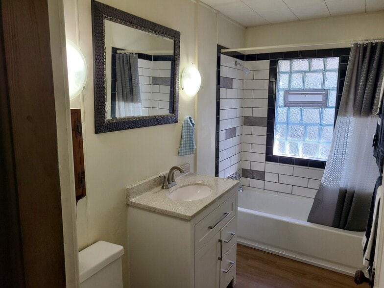 Building Photo - 214 E Kelso Rd