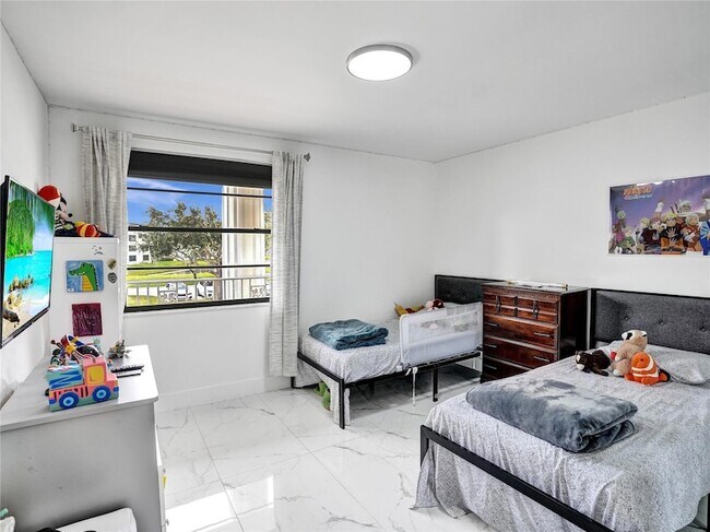 Building Photo - 6073 Balboa Cir