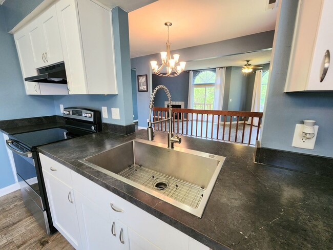 Building Photo - End Unit Townhouse in Chimny Hill