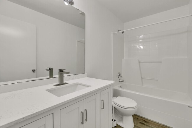 Building Photo - Silver Lake Home Available now