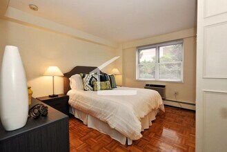 Building Photo - 2-Bed/1.5 Bath Apt in Pet-Friendly Complex; Pet Friendly! Ideal Location in Brookline