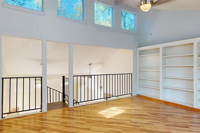 Building Photo - 707 Center Hill Dr