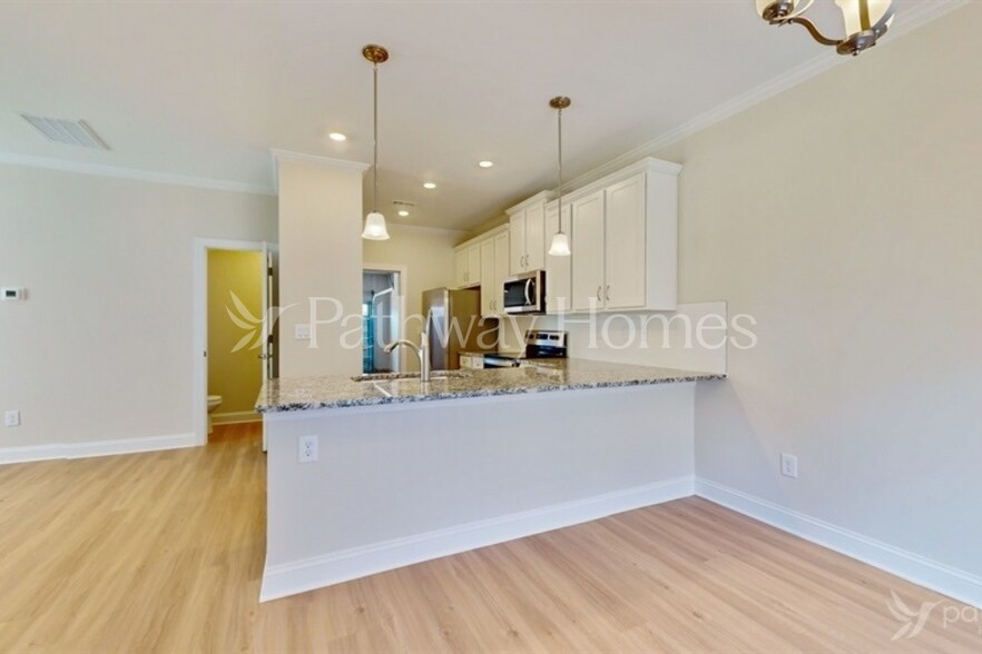 Building Photo - 121 S Sina St