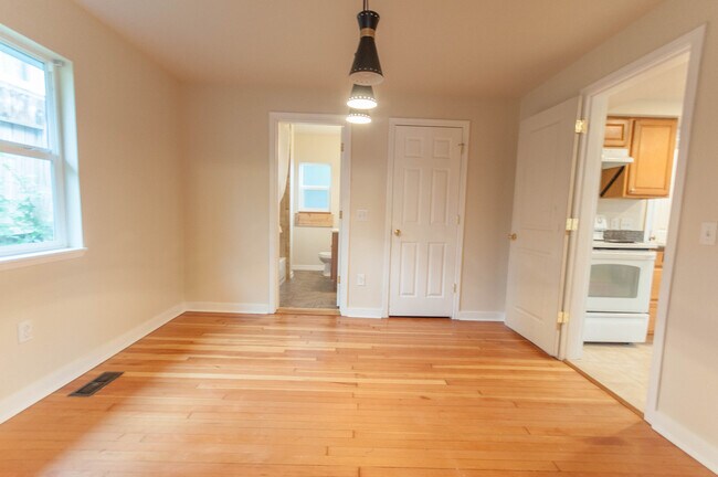 Building Photo - Charming 2-Bedroom, 2-Bathroom House on So...