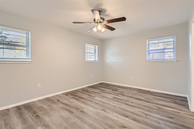 Building Photo - ? Modern 3-Bedroom Bedford Home with Spacious Layout ?