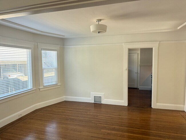 Building Photo - 616 N Claremont St