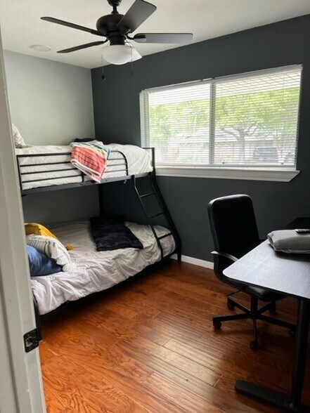 Building Photo - 127 E Silver Sands Dr