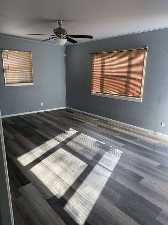 Building Photo - 619 W Lakewood Ave