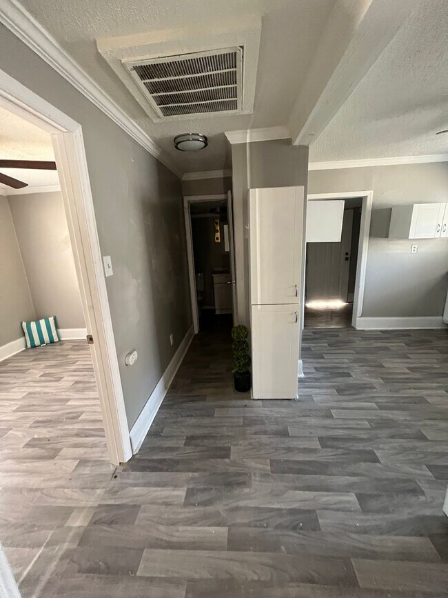 Building Photo - 2 Bed House! COMING SOON! DEPOSIT-FREE Renting option thru OBLIGO! Deposit Alternative available