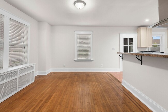 Building Photo - Single family home with hardwood floors th...