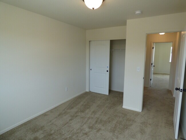 Building Photo - Spacious 3 Bedroom, 2.5 Bathroom Home in Berthoud- Easy Commuting!