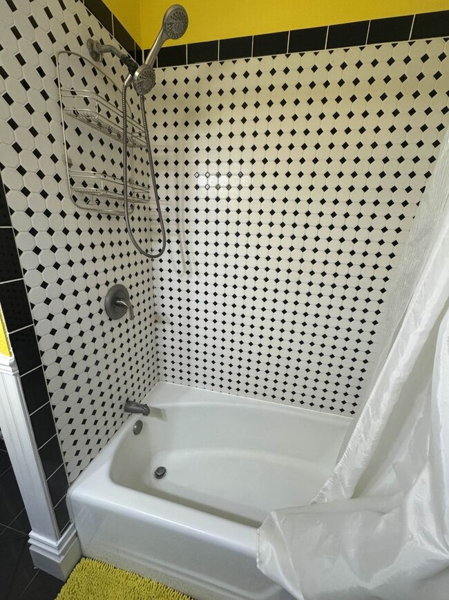 Building Photo - 3 Bedroom Freshly Renovated Family Home in Houghton