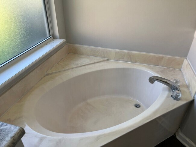 Building Photo - 4BR/2BA Home Walking Distance to Mary Lee ...