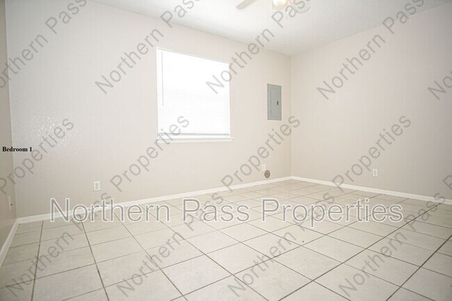 Building Photo - 216 S Schutz Dr