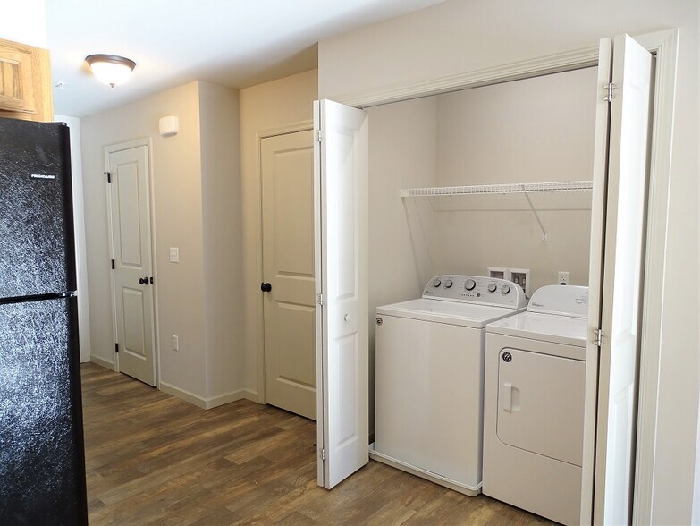 Building Photo - 228 Lakeside Xing