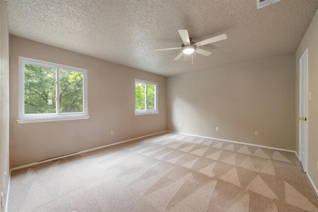 Building Photo - 1016 Peggotty Pl