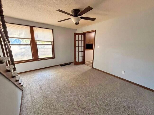 Building Photo - 2130 S Riverside Dr