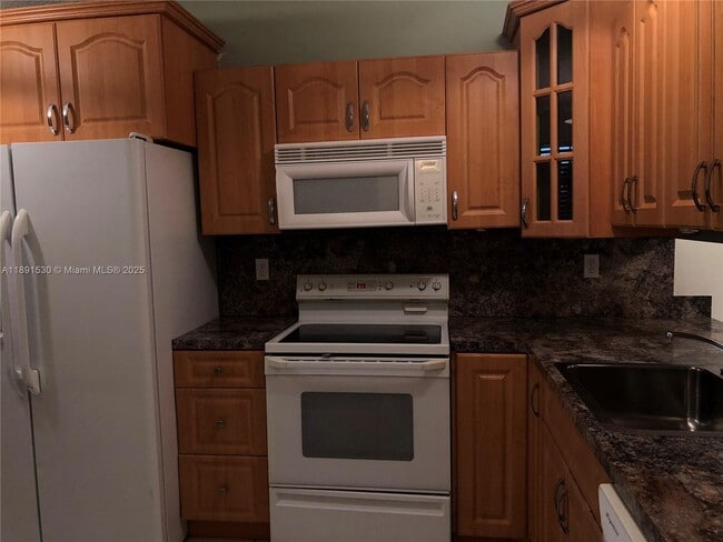 Building Photo - 5442 Lakewood Cir S
